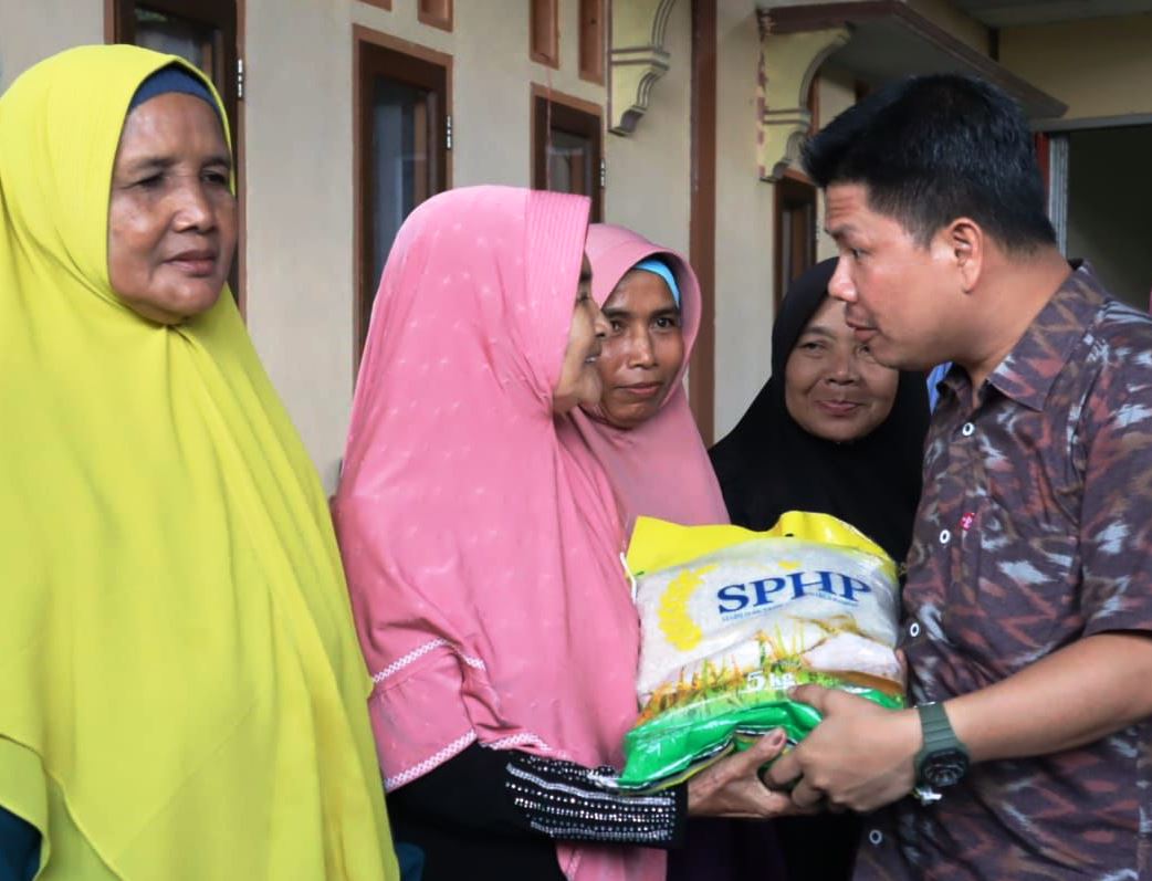 BANTUAN : Bupati Sambas membagikan beras bantuan saat resmikan Jembatan Berkemajuan di empat titik dalam satu hari.