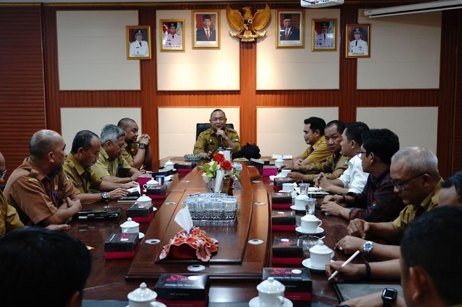 BERI ARAHAN: Sekda Ketapang, Alexander Wilyo, memberikan arahan saat memimpin rapat koordinasi di Kantor Bupati Ketapang, Senin (20/11).