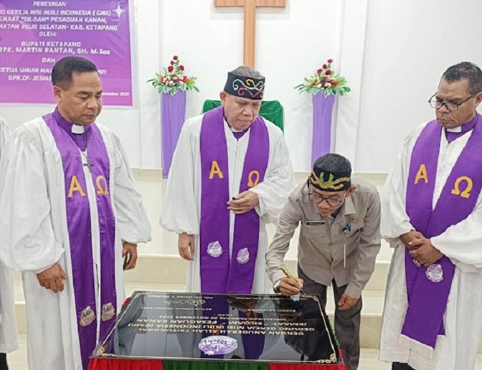 TANDA TANGAN: Staf Ahli Bupati Bidang Kemasyarakatan dan SDM, Absalon, meresmikan Gedung GMII Jemaat Siloam Pesaguan Kanan, Senin (20/11).