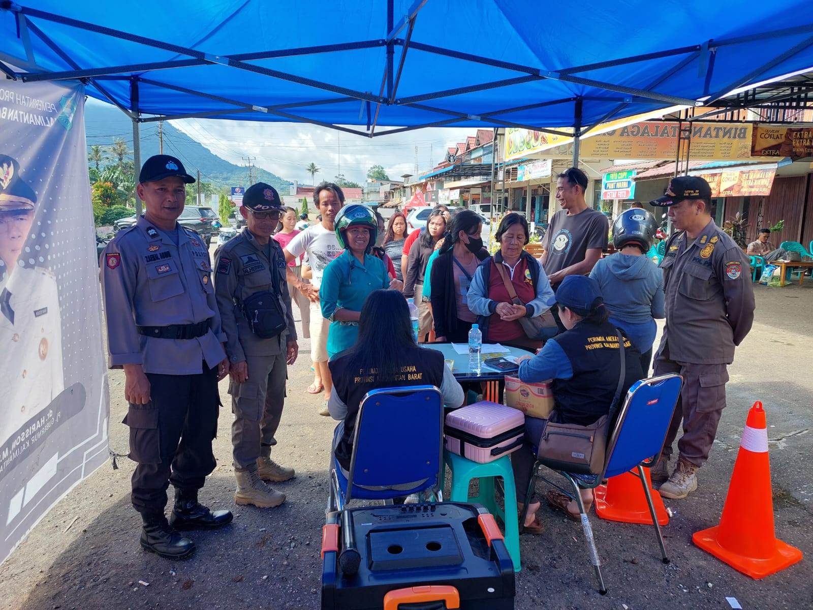 ANTUSIAS: Warga antusias berbelanja di pasar murah di Desa Pahauman Kecamatan Sengah Temila, Kamis (16/11).