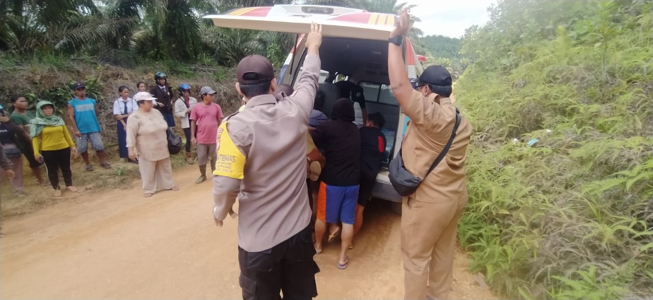 EVAKUASI : Polsek Belitang Hulu saat melakukan olahraga TKP di tempat penemuan mayat di Jalan Pemda, Desa Balai Sepuak, Kecamatan Belitang Hulu, Kabupaten Sekadau.