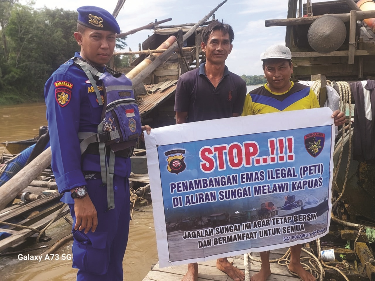 TERTIBKAN PETI : Personil Sat Polairud bersama Bhabinkamtibmas Polsek Sintang Kota, melakukan penertiban dengan pembubaran dan imbauan kepada para Pekerja Tambang Tanpa Ijin (PETI) ) di Sungai Melawi.