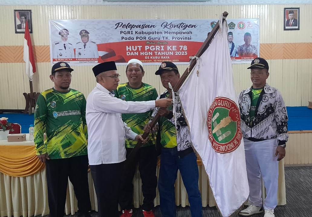 PGRI : El Zuratnam menyerahkan pataka PGRI kepada Ketua Kontingen Porseni PGRI Mempawah.