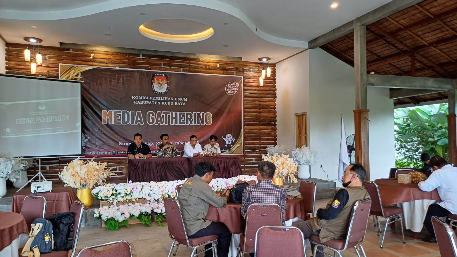 ARAHAN: Ketua KPU Kubu Raya, Karyadi dua dari kiri memberikan arahan kepada insan media terkait kesiapan pelaksanaan Pemilu tahun 2024 di Kubu Raya.