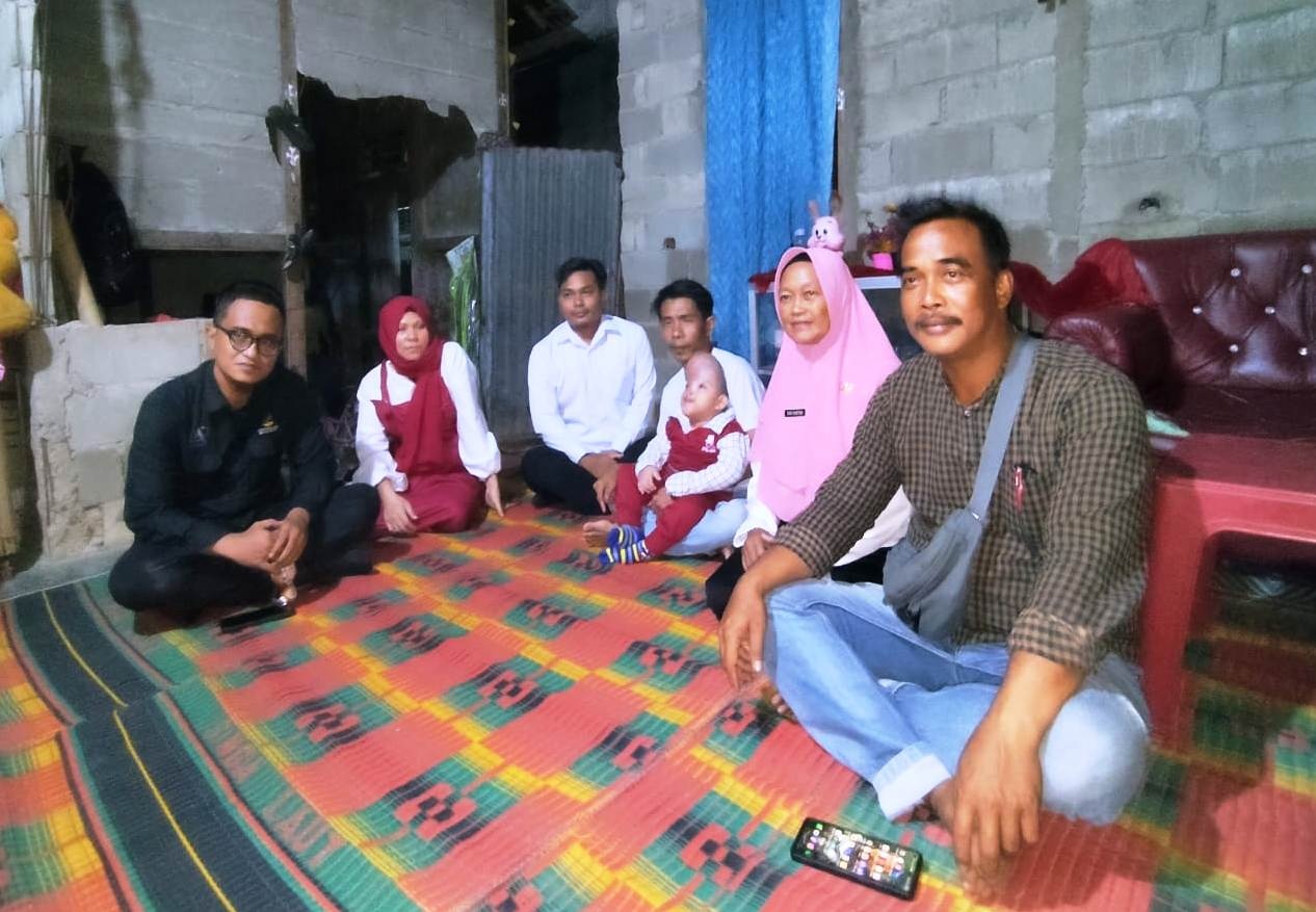 Qori digendong orang tuanya saat tiba di kediamannya, kemarin.
