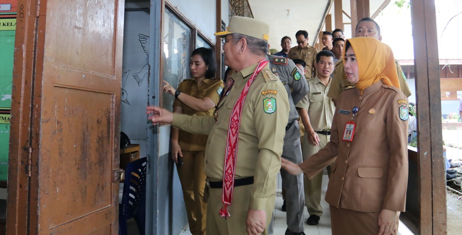Kepala Disdikbud Kalbar Rita Hastarita saat mendampingi Pj Gubernur Harisson meninjau SMAN 1 Bengkayang, Senin (20/11) lalu.