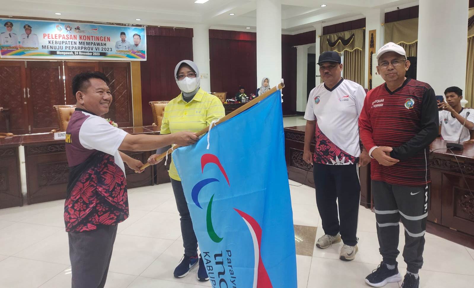 Bupati Erlina saat melepas kontingen atlet NPCI Mempawah.