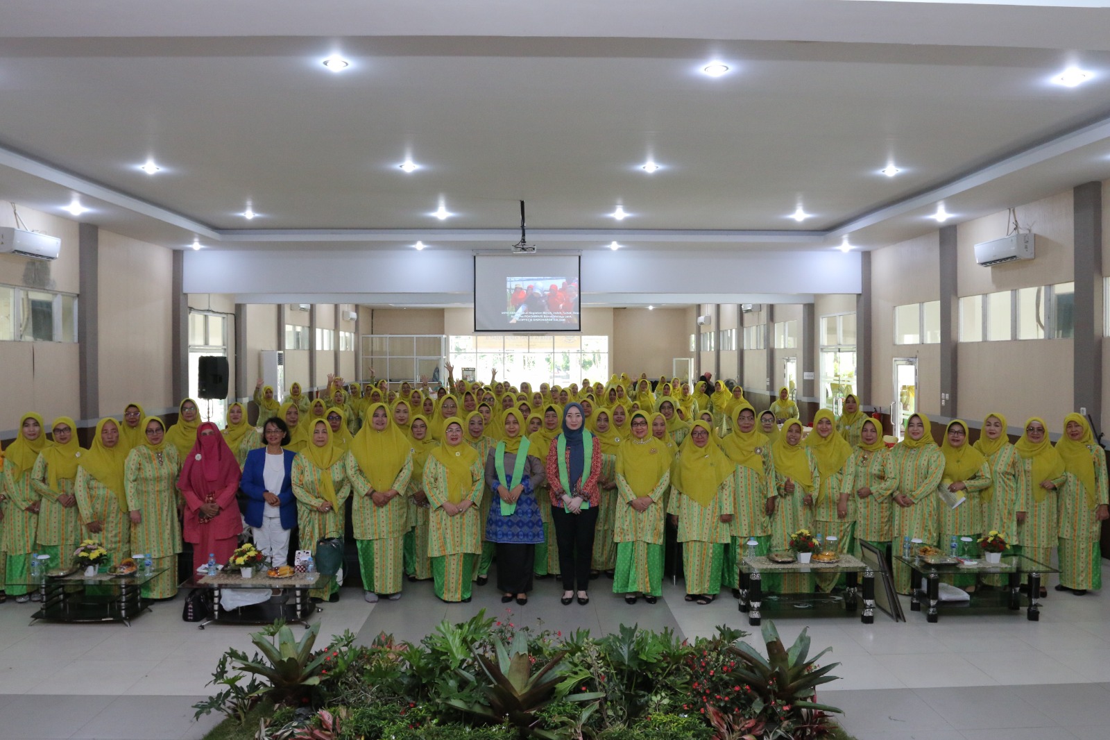 Dewan Pengurus Pusat Majelis Perempuan Melayu Kalimantan Barat bersama perwakilan 14 Kabupaten dan Kota sukses menggelar Rakerpus pada 23 -24 November 2023 di Aula Gedung Fakultas Teknik Untan.