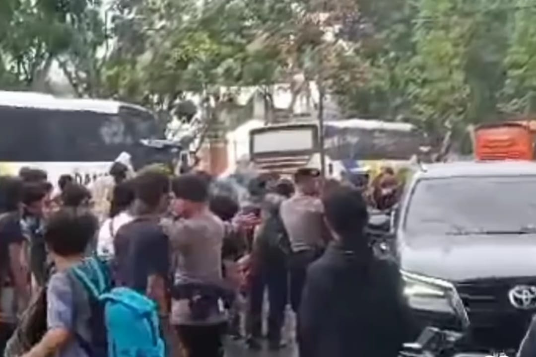 partisipan Himpunan Mahasiswa Islam (HMI) terlibat baku hantam menjelang pembukaan Kongres HMI ke-32. Ketegangan tersebut terjadi di kamp partisipan kongres di Asrama Haji, Jalan Letjen Soetoyo.