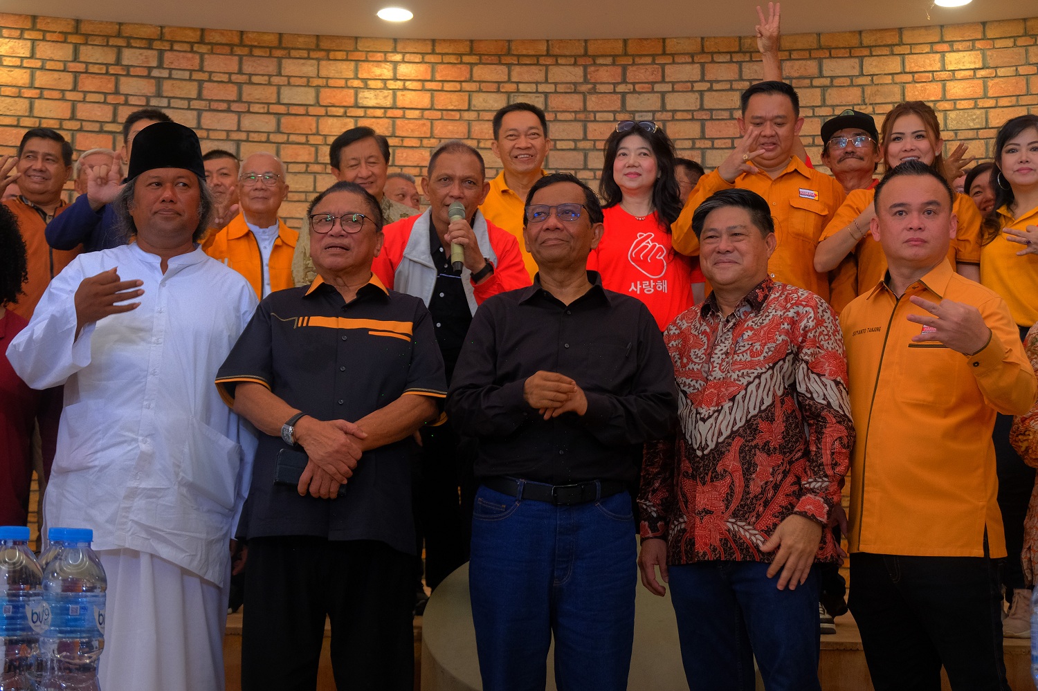 Cawapres nomor urut tiga Mahfud MD (ketiga kanan) bersama Ketua Partai Hanura Oesman Sapta Odang (kedua kiri) dan KH Ahmad Muwafiq atau Gus Muwafiq (kiri) menghadiri pertemuan dengan warga Tionghoa di Rumah Hakka di Sungai Raya, Kabupaten Kubu Raya, Kalim