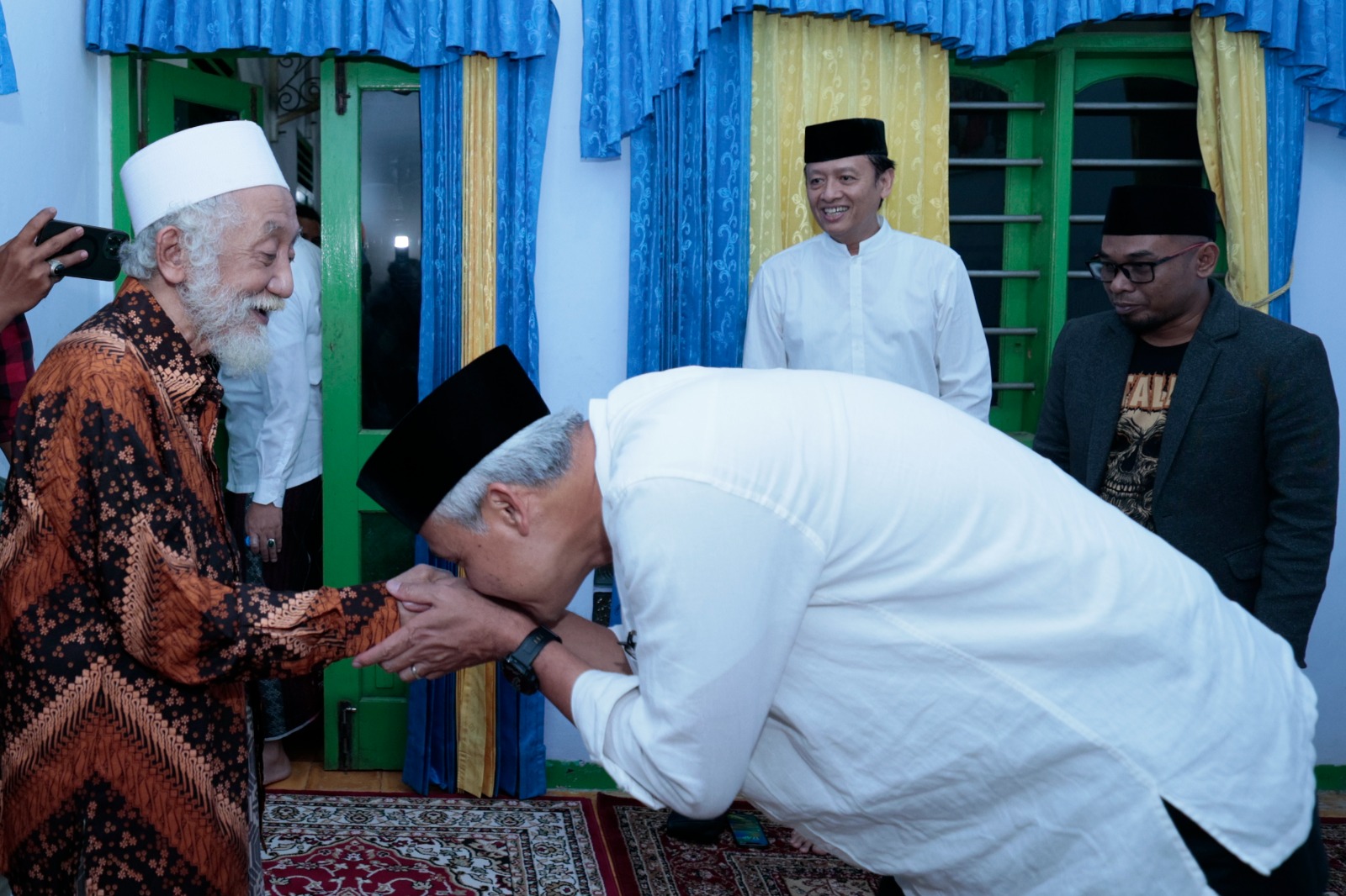 SILATURAHMI: Ganjar Pranowo menemui ulama kharismatik Banten, KH Ahmad Muhtadi Dimyathi di Pondok Pesantren Roudatul Ulum di Pandeglang, Banten, Senin (13/11).