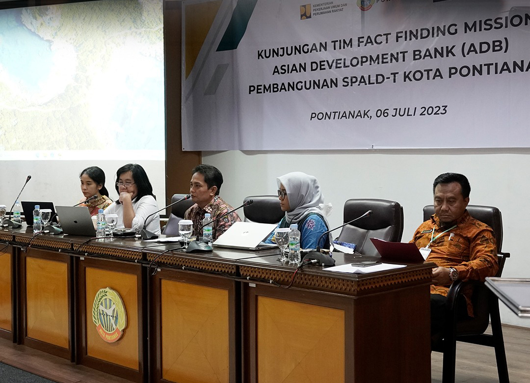 Wawako Bahasan bersama Kepala Bappeda Sidig Handanu, saat menyambut kunjungan Tim Fact Finding Mission membahas pembangunan SPALD-T di Kota Pontianak, Juli lalu. 