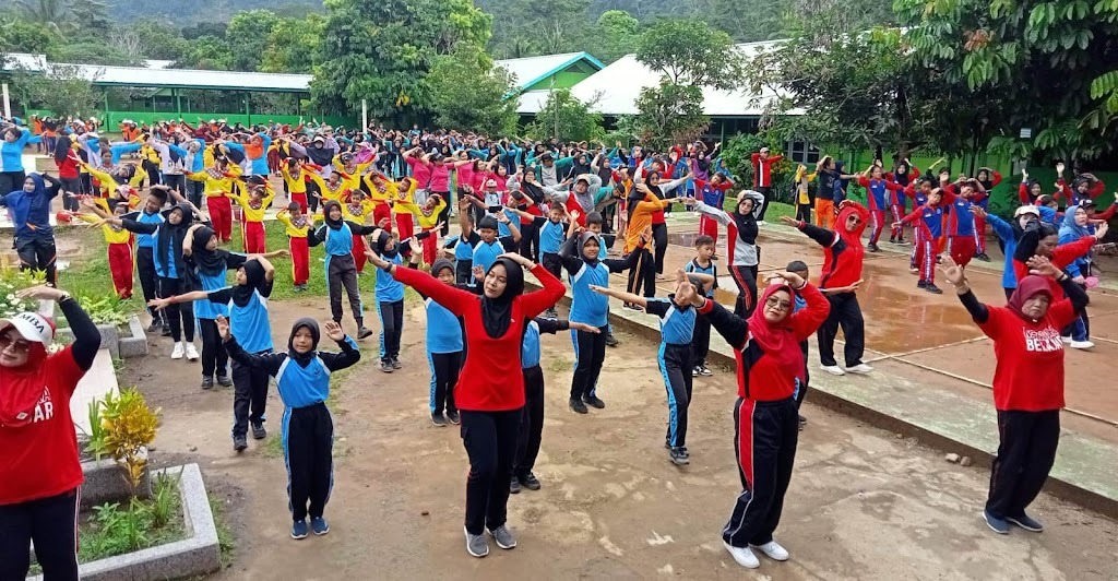 SENAM SEHAT: Guru dan siswa di Kecamatan Anjongan mengikuti senam sehat yang digelar di Halaman SD Negeri 01 Anjongan, Sabtu (25/11).