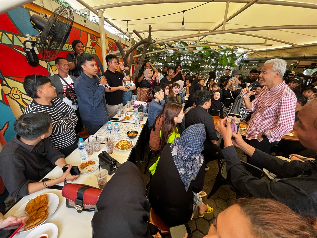 Ganjar Pranowo saat bertemu milenial dan Gen-Z di Warung Kopi Asiang.