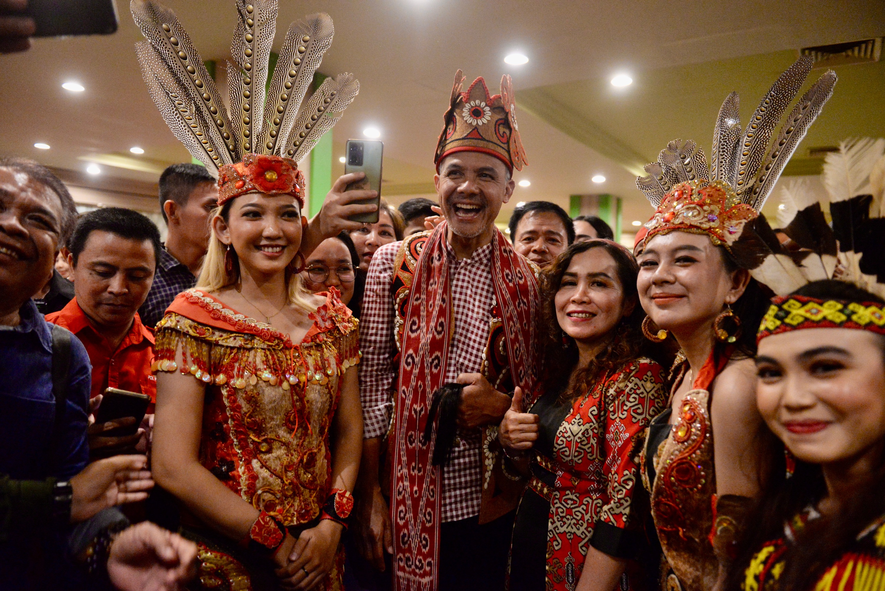 Calon Presiden Ganjar Pranowo berfoto bersama masyarakat adat Dayak pada kunjungannya ke Pontianak, Minggu (26/11) siang.