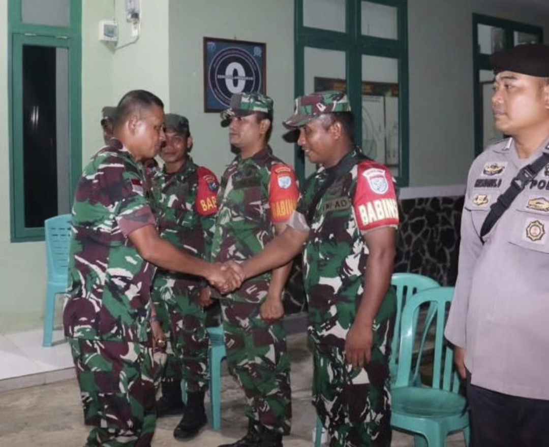 KUNJUNGAN: Letnan Kolonel Infanteri Nasli Komandan Kodim (Dandim) 1206 Putussibau saat melakukan kunjungan ke Koramil di Perbatasan RI-Malaysia.