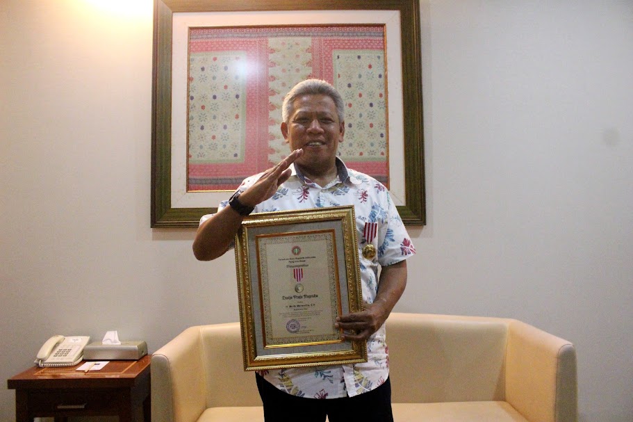 PENGHARGAAN: Bupati Kubu Raya, Muda Mahendrawan, dengan Penghargaan Dwija Praja Nugraha yang diterimanya dari Pengurus Besar Persatuan Guru Republik Indonesia (PGRI), Sabtu (25/11).