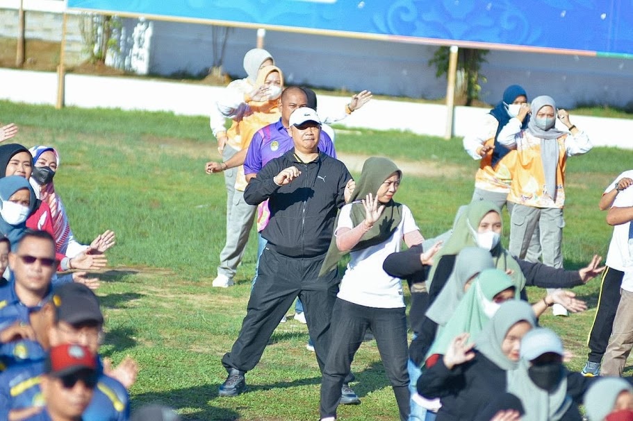 SENAM BERSAMA: Sekda Ketapang, Alexander Wilyo, mengikuti senam dan joget komando di halaman Kantor Bupati Ketapang, Jumat (24/11).