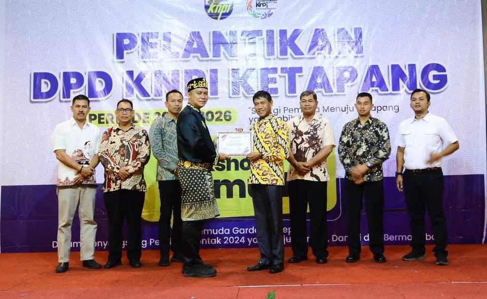MENERIMA PENGHARGAAN: Wakil Bupati Ketapang, Farhan, mendapatkan piagam penghargaan dari KNPI Ketapang di sela-sela Pelantikan Pengurus DPD KNPI Kabupaten Ketapang periode 2023 &ndash; 2026, Sabtu (25/11).