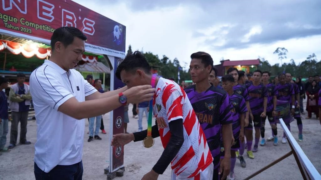 PENGALUNGAN MEDALI: Bupati Fransiskus Diaan saat mengalungkan medali kepada pemenang dalam Turnamen Sepakbola Bontai League Competition Season III di Lapangan Sepakbola King Star Desa Bontai.