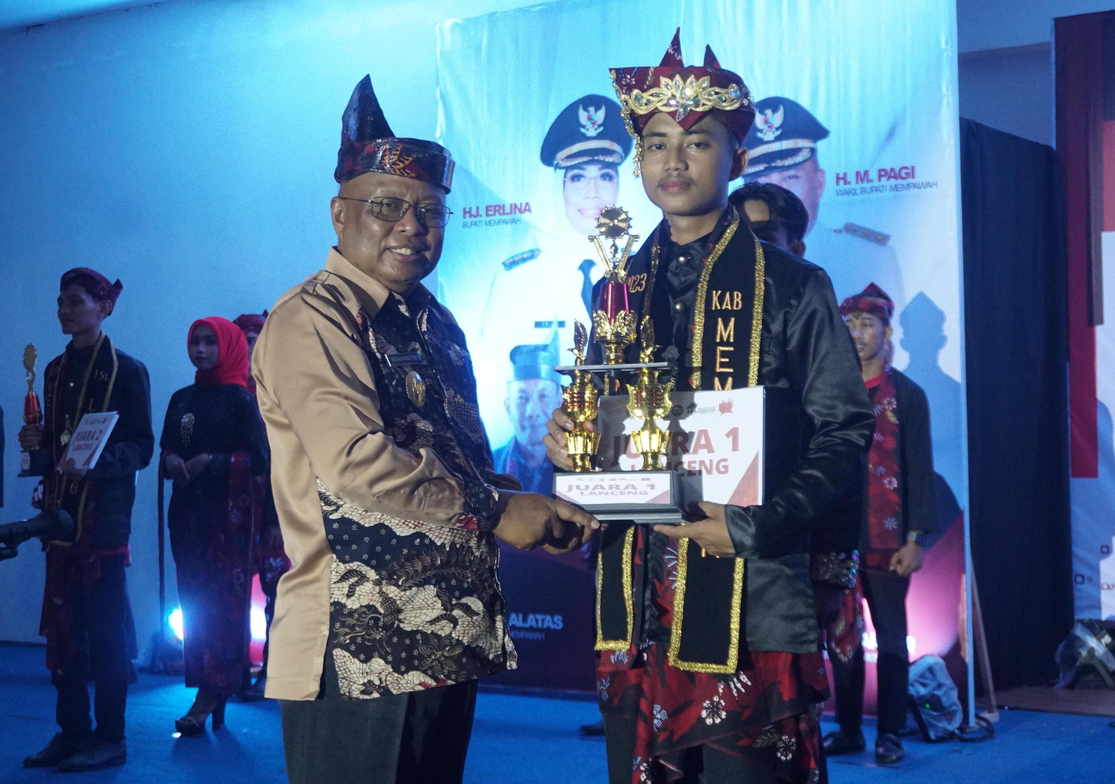 HADIAH: Wabup Mempawah, Muhammad Pagi menyerahkan hadiah kepada pemenang Duta Praben Mempawah 2023.