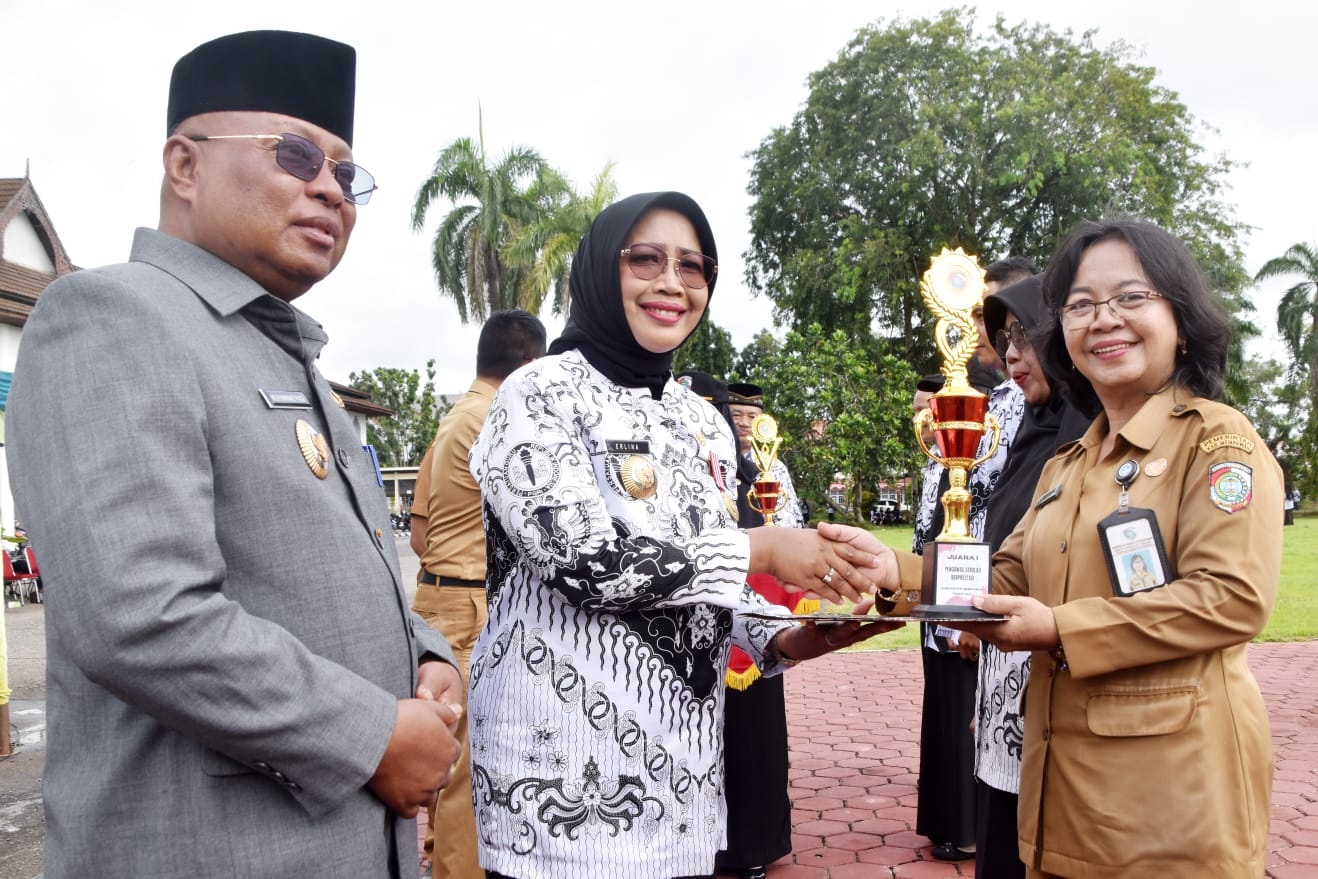 PENGHARGAAN: Bupati Mempawah, Erlina menyerahkan penghargaan pendidikan.