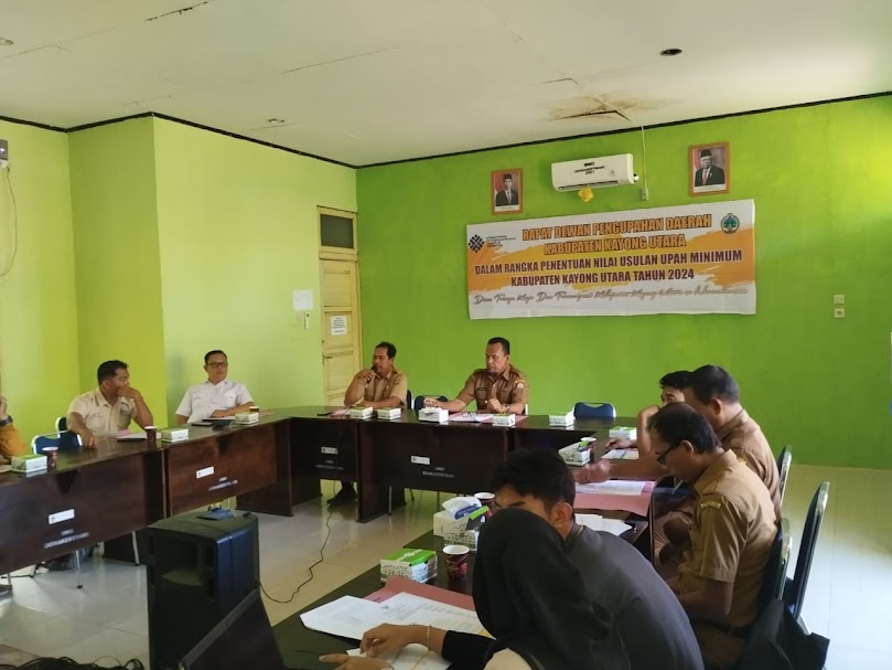 DIALOG: Kegiatan Dialog Pemerintah, Organisasi Pengusaha, dan Serikat Pekerja/Serikat Buruh di Ruang Rapat Dinas Nakertrans Kayong Utara, Senin (27/11).