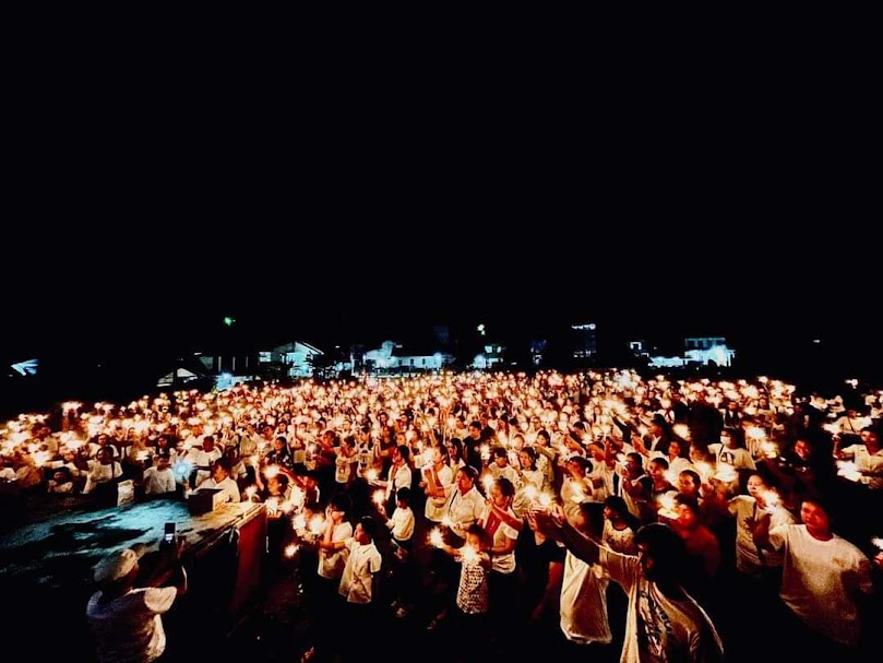 AKSI SOLIDARITAS: Ribuan warga Sandai menggelar aksi solidaritas untuk almarhum Yesa, Senin (27/11) malam di Lapangan Bolavoli Paroki Santo Gabriel.