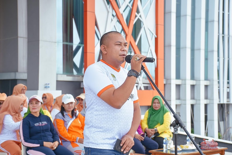 BERI ARAHAN: Asisten Bidang Administrasi Umum Setda Pemkab Ketapang, Devy Harinda, memberikan arahan saat membuka Senam Sehat HUT ke-24 DWP Ketapang, Minggu (26/11).