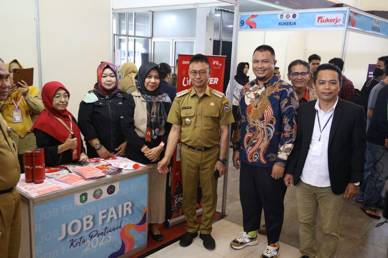 Wali Kota Pontianak, Edi Rusdi Kamtono meninjau stan sebuah perusahaan yang membuka lowongan kerja.