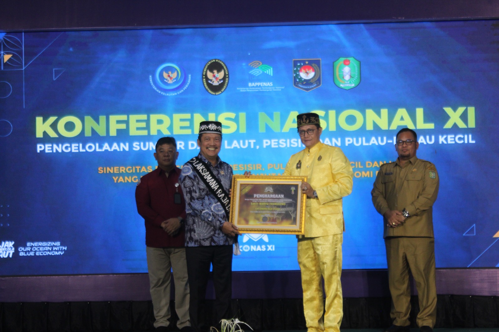 Sultan Pontianak Syarif Machmud Melvin Alkadrie memberikan gelar Laksamana Raja Di Laut kepada Menteri Kelautan dan Perikanan Sakti Wahyu Trenggono.