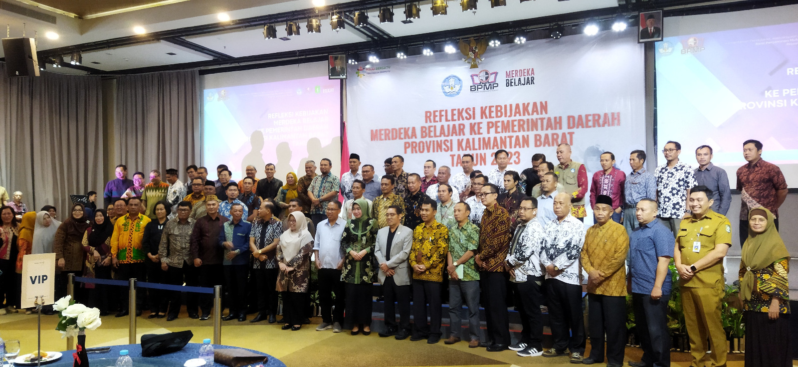Kadisdikbud Kalbar, Kepala BPMP Kalbar, dan peserta kegiatan foto bersama usai pembukaan.