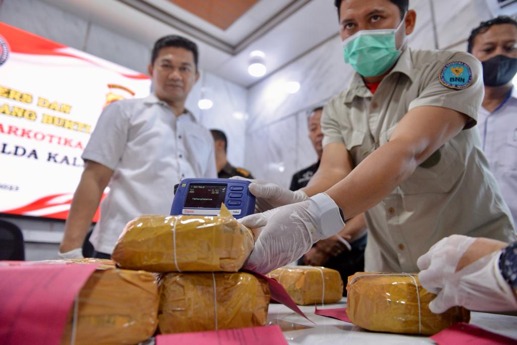 Direktorat Reserse Narkoba Polda Kalbar saat menunjukan barang bukti berupa narkoba jenis sabu sebanyak 10 Kg jaringan internasional, Rabu (29/11) pagi.