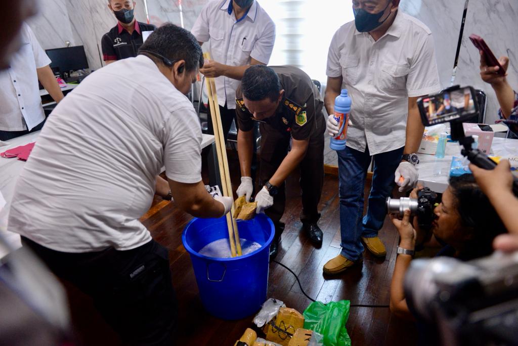 Direktorat Reserse Narkoba Polda Kalbar melakukan uji lab narkoba jenis sabu yang disita dari dua orang kurir jaringan internasional, Rabu (29/11) pagi.