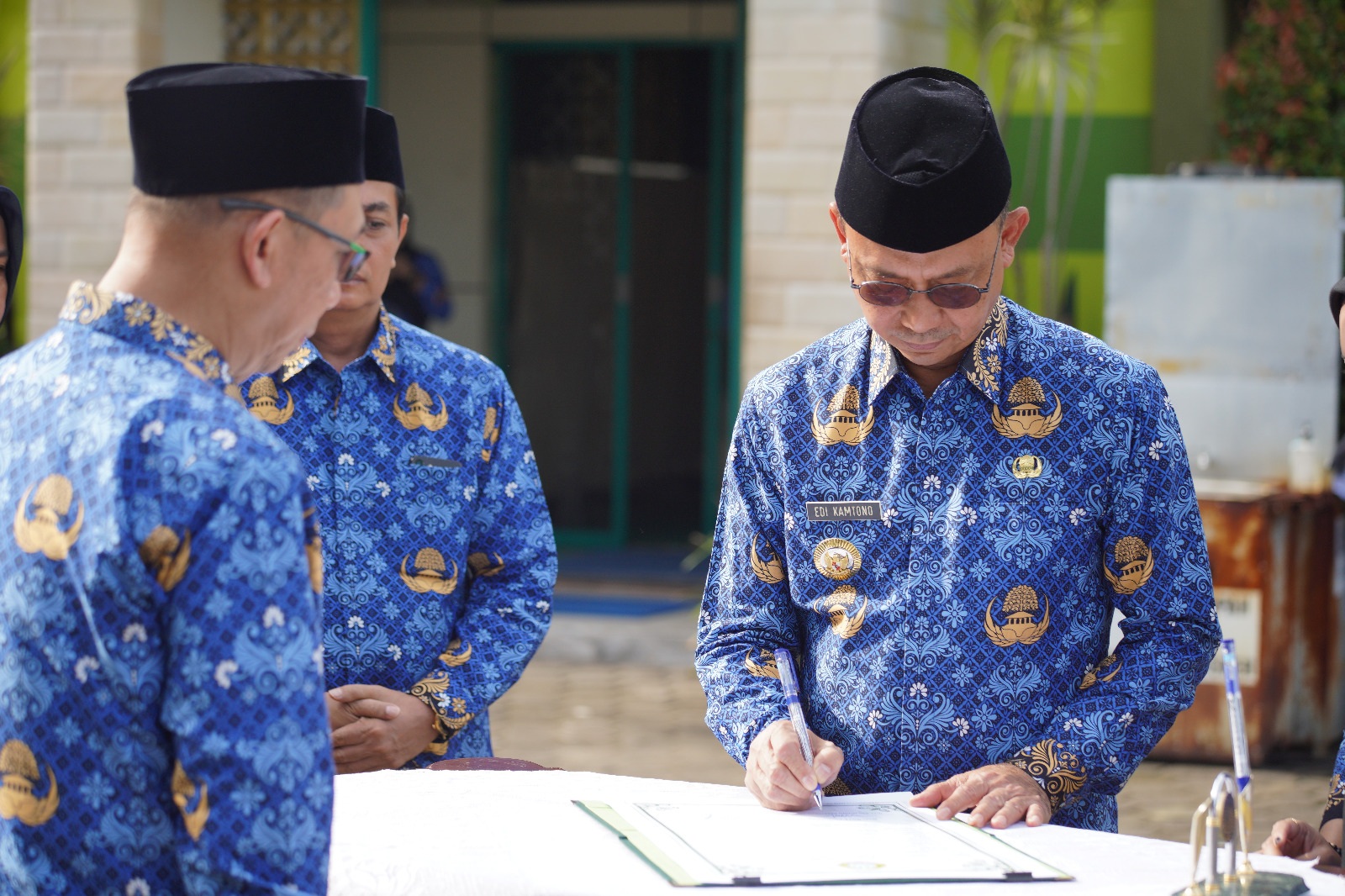 BERAKHLAK - Wali Kota Pontianak Edi Rusdi Kamtono menandatangani komitmen bersama ASN Berakhlak.