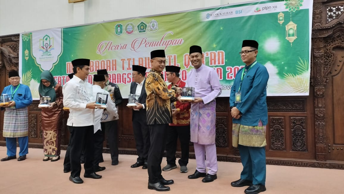 Wali Kota Pontianak Edi Rusdi Kamtono memberikan cenderamata usai menutup MTQ Antarbangsa se Borneo.