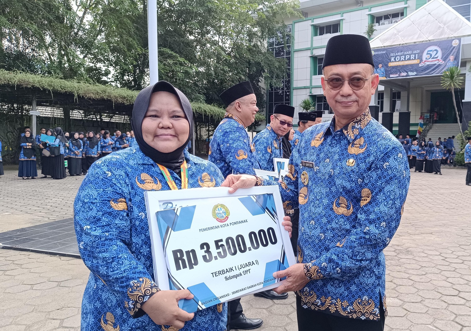 SIPINTER - Direktur UPT RSUD Sultan Syarif Mohamad Alkadrie dr Eva Nurfarihah menerima hadiah atas Inovasi SIPINTER sebagai Juara I Kompetisi Inovasi Pelayanan Publik.