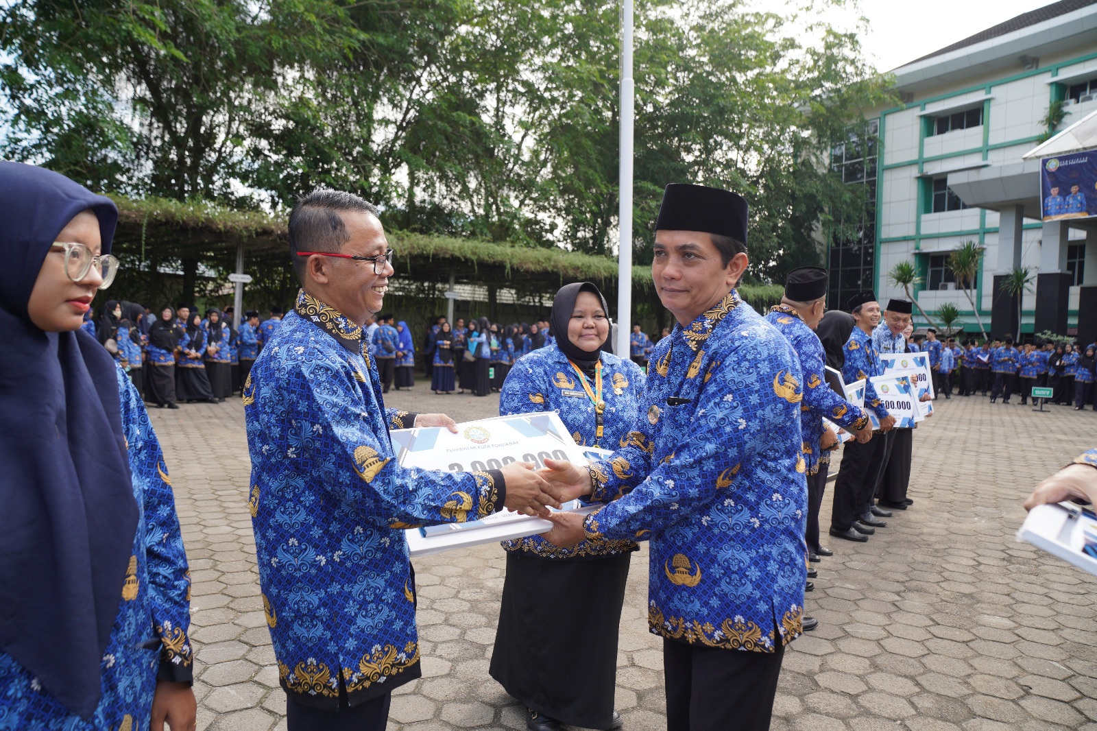 Wakil Wali Kota Pontianak Bahasan menyerahkan hadiah kepada perwakilan Perumda Air Minum Tirta Khatulistiwa (PDAM) Kota Pontianak sebagai juara kedua Kompetisi Inovasi Pelayanan Publik.
