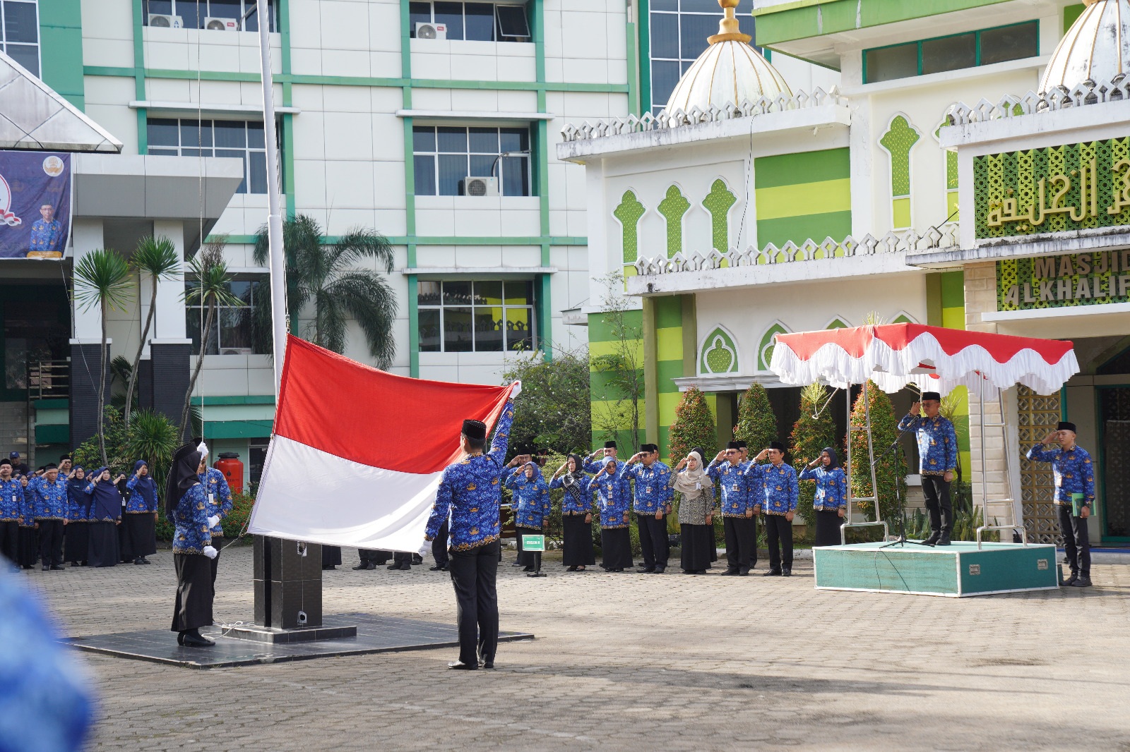 MERAH PUTIH - Pengibaran Bendera Merah Putih pada Upacara Peringatan HUT ke-52 Korpri di lingkungan Pemerintah Kota Pontianak.