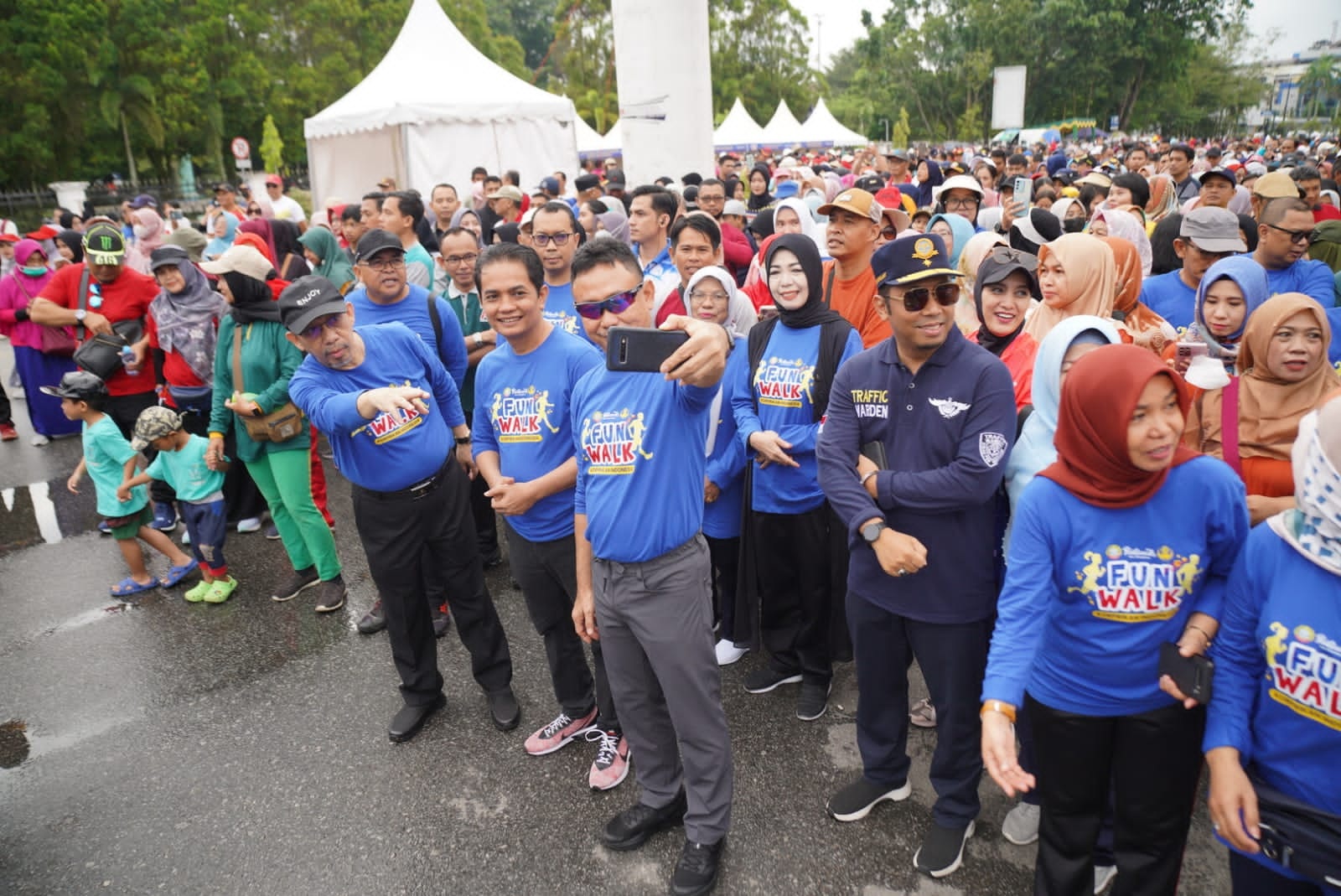 FUN WALK - Wali Kota Pontianak Edi Rusdi Kamtono, Wakil Wali Kota Pontianak Bahasan, Sekretaris Daerah Kota Pontianak Mulyadi berbaur bersama seluruh ASN peserta Fun Walk dalam rangka HUT ke-52 Korpri