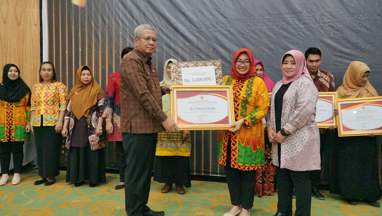 TELADAN: Harisson menyerahkan penghargaan kepada salah satu nakes teladan tingkat provinsi rangkaian HKN 2023 di Kalbar.