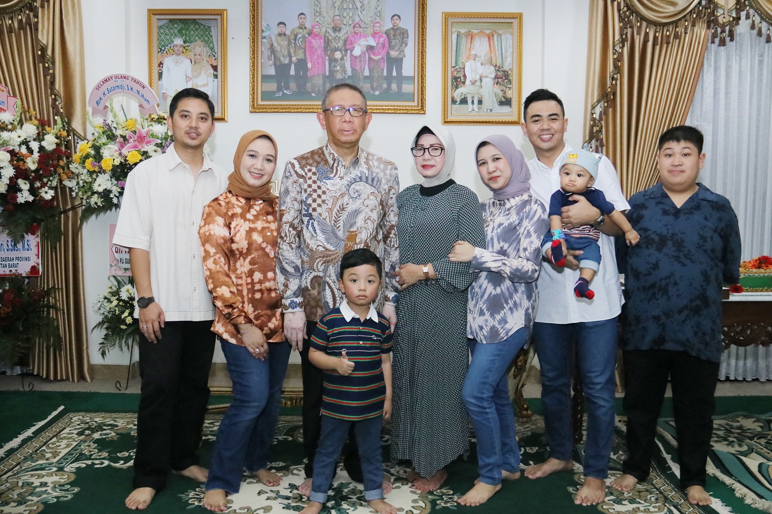 ULTAH: Sutarmidji foto bersama istri, anak, menantu, dan cucu, di momen syukuran ultah ke-61.