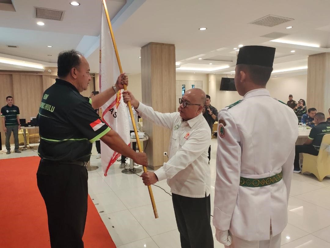 PENYERAHAN PATAKA: Ketua Umum KONI Kalbar Fahrudin Siregar menyerahkan bendera pataka kepada Ketua KONI Kapuas Hulu Anwar Sanusi.