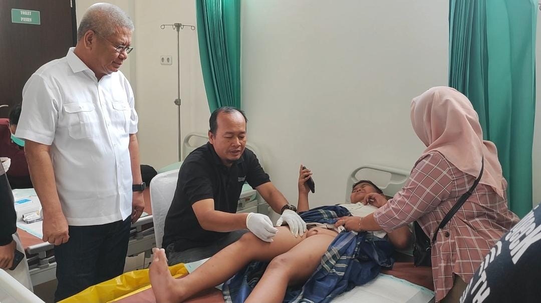 SUNAT: Harisson meninjau kegiatan sosial sunatan massal yang digelar dalam rangkaian HKN 2023 di Kalbar.