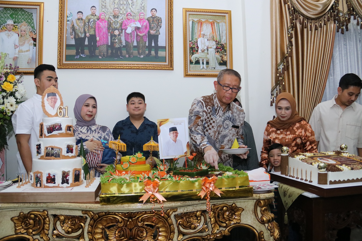 TUMPENG : Sutarmidji didampingi keluarga memotong tumpeng saat syukuran ultah ke-61.