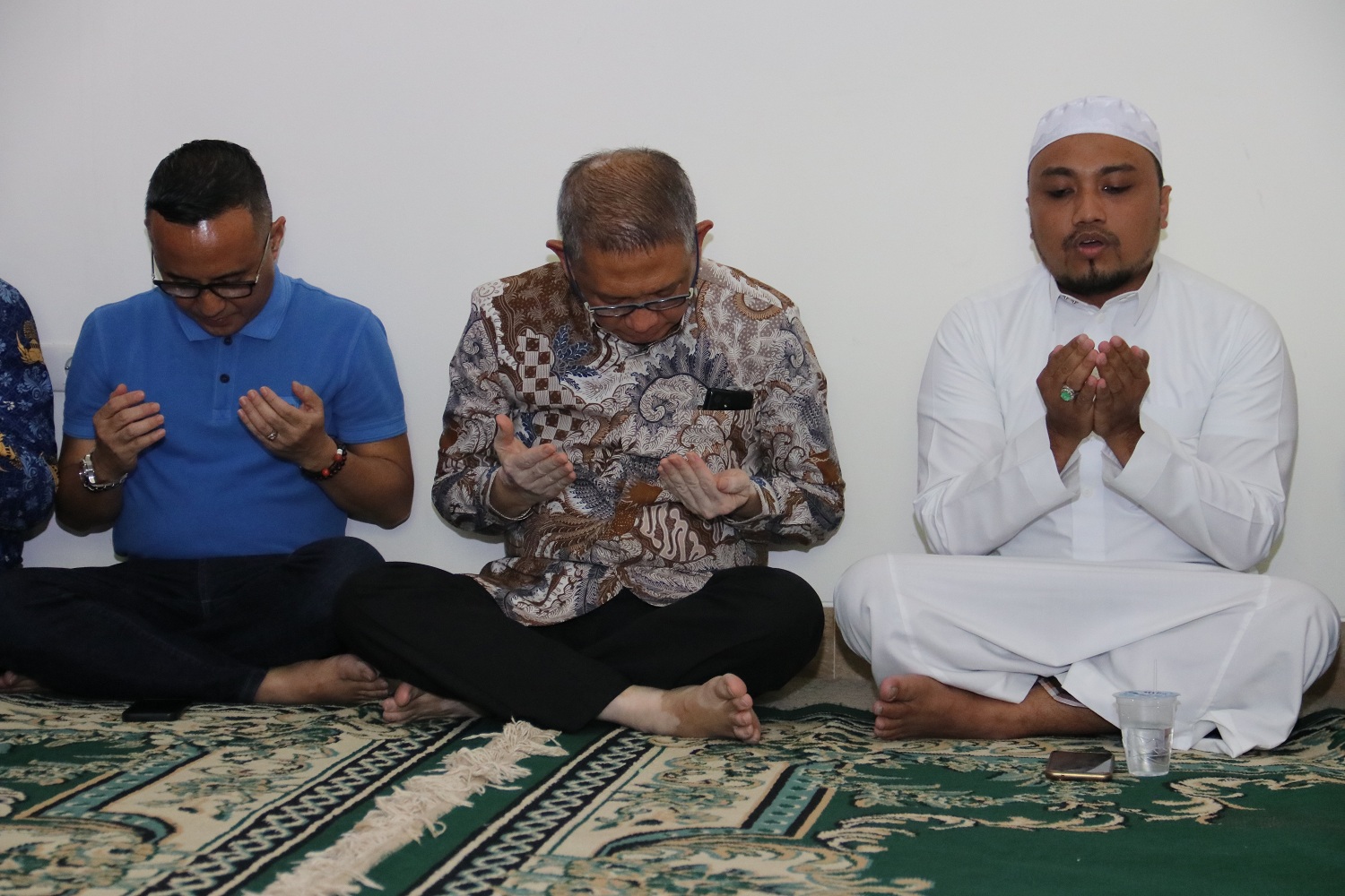 DOA : Sutarmidji ikut berdoa bersama.