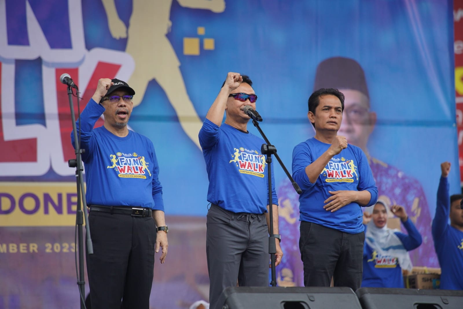 SEMANGAT - Wali Kota Pontianak Edi Rusdi Kamtono bersama Wakil Wali Kota Pontianak Bahasan dan Sekda Kota Pontianak menyemangati para ASN peserta Fun Walk dalam rangka HUT ke-52 Korpri.