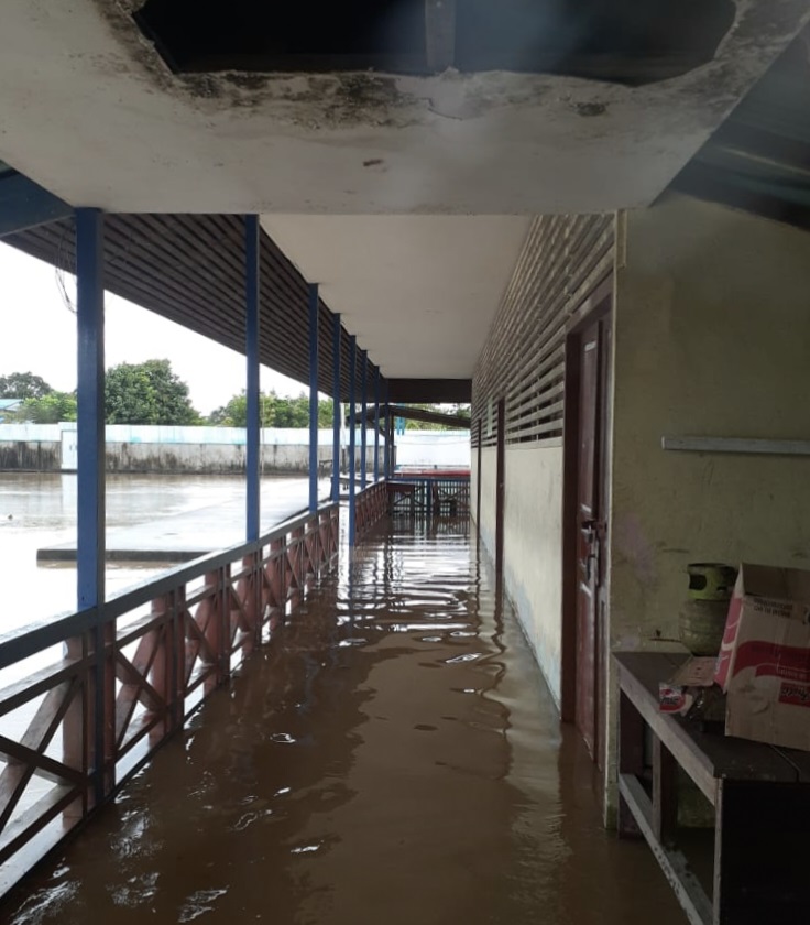TERENDAM: Salah satu sekolah di Kapuas Hulu terendam banjir sehingga membuat siswa diliburkan.