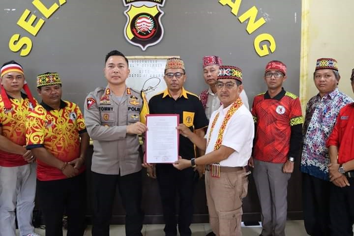 SAMBANGI POLRES: Pengurus DAD Ketapang menemui Kapolres Ketapang, AKBP Tommy Ferdian, guna memberikan dukungan pengungkapan kematian Yesa, Kamis (30/11).