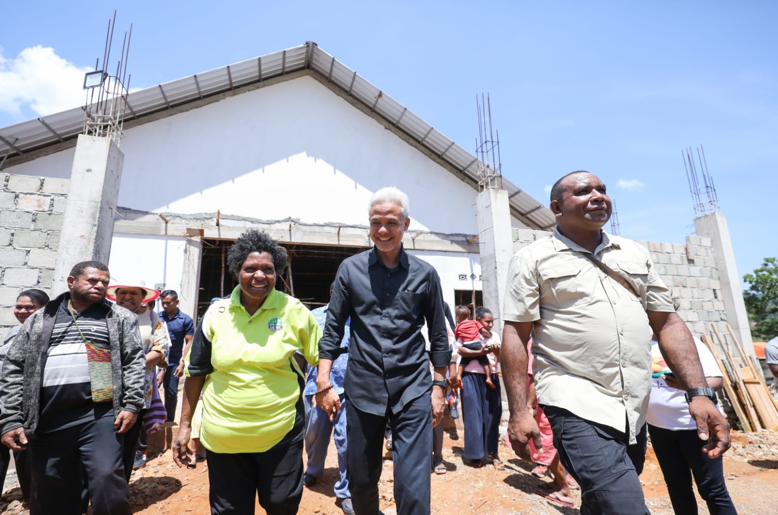 LAMA TAK JUMPA: Ganjar Pranowo menemui Mama Wati di Rumah Doa, Bumi Perkemahan, Waena, Kota Jayapura, Rabu (22/11).